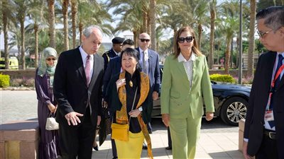 سيدة سنغافورة الأولى تزور حرم الجامعة الأمريكية بالقاهرة الجديدة (صور)