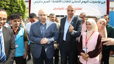 محافظ بني سويف يلبي طلب عروسين من الصم والبكم بحضور زفافهما