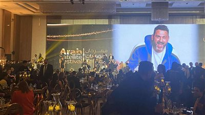 مهرجان الفضائيات العربية، رسالة مؤثرة من روجينا لأشرف زكي وأكرم حسني يهدي جائزته لوالده (فيديو)