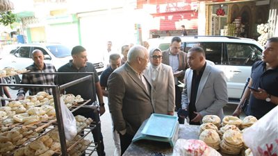 لالتزامه بجودة الخبز، محافظ الوادي الجديد يمنح مكافأة لمخبز بالخارجة