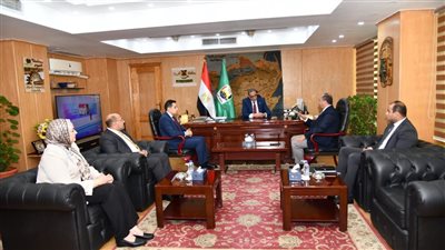 محافظ الفيوم يبحث تخصيص أراض لإنشاء مصانع طوب وتغذية مدرسية وسجاد