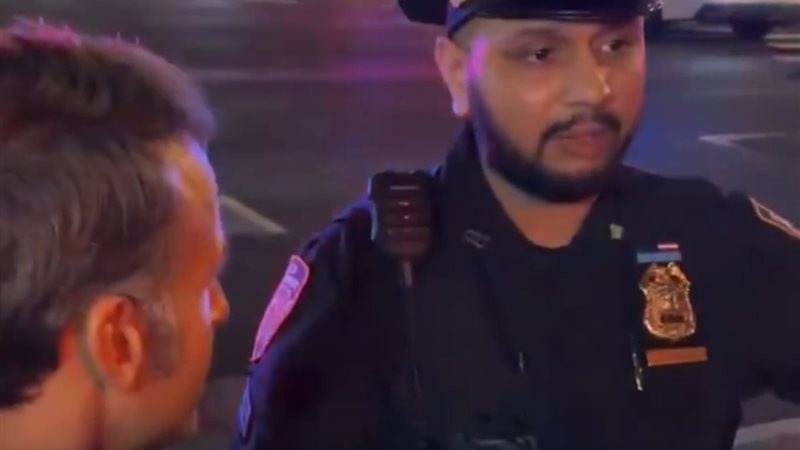 شرطي أمريكي يحتجز