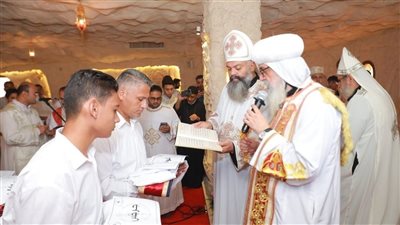 الأنبا مقار يرسم 25 شماسا جديدا في إيبارشية العاشر من رمضان