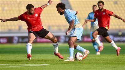 حسين الشحات يترك مباراة الأهلي وحرس الحدود لمساعدة أحد المصورين بعد سقوطه (فيديو)