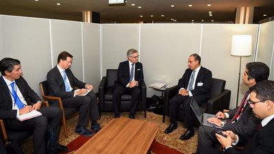 وزير الخارجية للمفوض الأوروبي لشئون الهجرة: مصر تستضيف١٠ ملايين أجنبي ما بين لاجئ ومهاجر وطالب لجوء