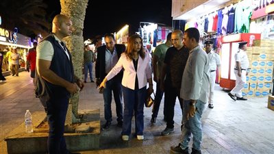 حجارة وأسلاك كهرباء، شاهد ماذا اكتشفت وزيرة التنمية المحلية في زيارتها المفاجئة بالممشى السياحي بدهب