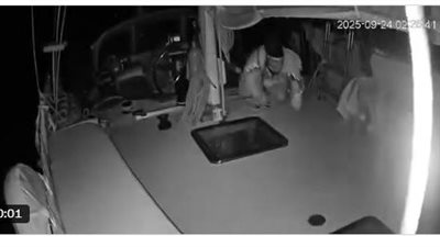 لحظة استهداف طائرات الاحتلال سفن أسطول الصمود العالمي لكسر الحصار عن غزة (فيديو)