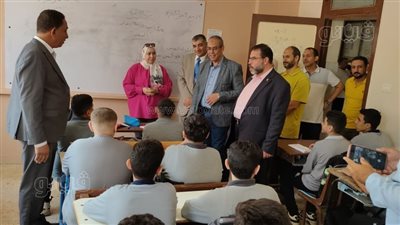 وكيل مديرية تعليم الدقهلية يتحاور مع الطلاب عن البكالوريا (صور)
