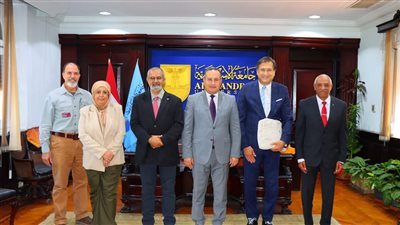 رئيس جامعة الإسكندرية يبحث تعزيز التعاون مع وفد 
