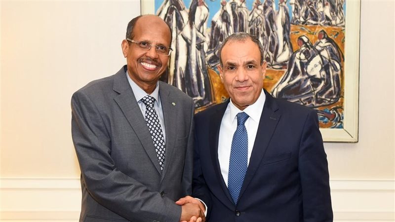 وزير الخارجية مع
