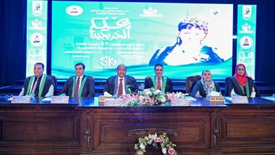 آداب القاهرة تحتفل بتخريج دفعة 