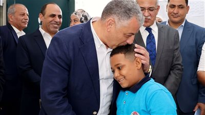 محافظ الإسماعيلية يقبل رأس طالب ويكافئه لطلاقة لسانه وحفظه آيات من القرآن الكريم (فيديو) 