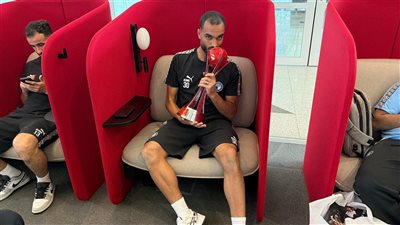 بعثة بيراميدز تغادر جدة بعد الفوز على الأهلي السعودي (صور)