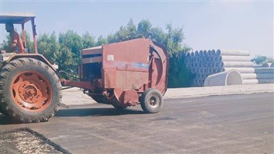 محافظ الشرقية يتابع عمليات رصف طريق صبيح - ههيا وميت أبو علي بمنيا القمح