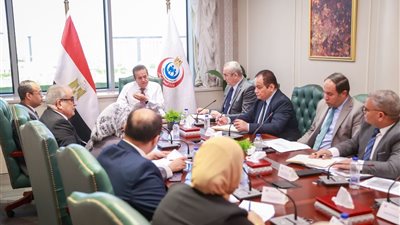 وزير الصحة يتابع آليات تسوية مديونيات منظومة الشراء الموحد 