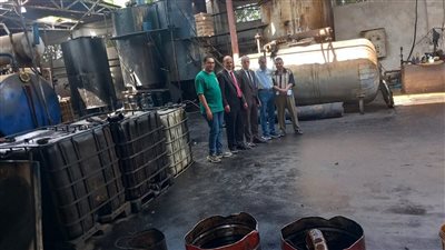 ضبط 50 طن زيت سيارات معاد تدويره داخل مصنع غير مرخص بالغربية (صور)