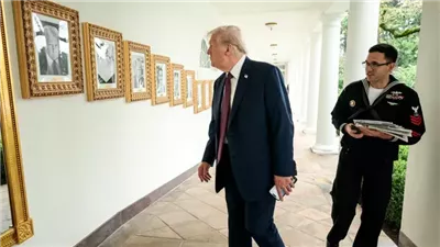 قلم حبر آلي بدل صورته، ترامب يهين بايدن في ممشى المشاهير الرئاسي بالبيت الأبيض 