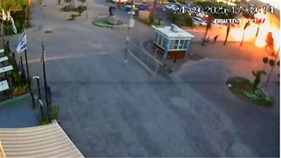 لحظة نجاة إسرائيليين بأعجوبة في انفجار مسيرة حوثية بإيلات (فيديو) 