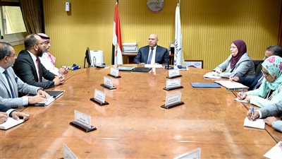 كامل الوزير يبحث مع 