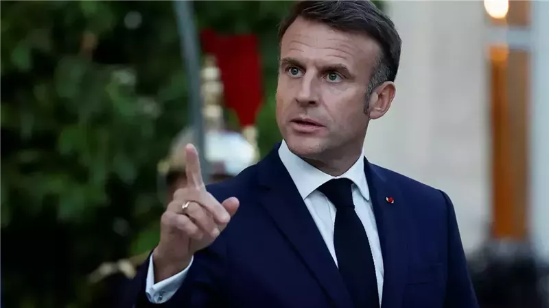 ماكرون، فيتو 