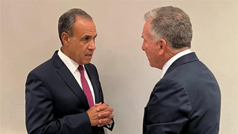 وزير الخارجية مع