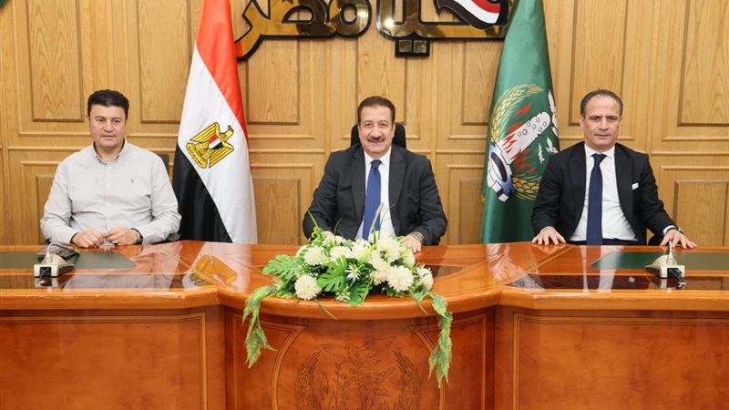 محافظ المنوفية يسلم