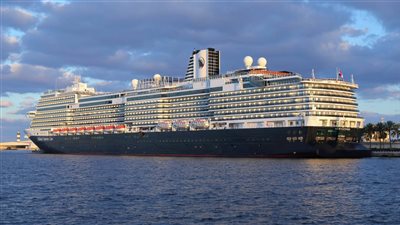 ميناء الإسكندرية يستقبل سفينتين عملاقتين تقلان 8100 سائحا