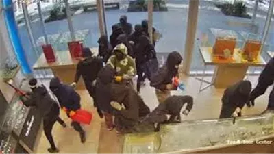 سطو مسلح على متجر مجوهرات بأمريكا وسرقة بضائع بمليون دولار (فيديو)