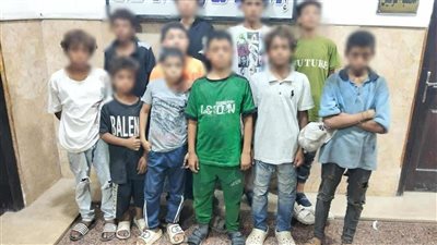 القبض على 11 متسولا بعد انتشار فيديو لطفلين يدخنان أمام محطة للقطارات 