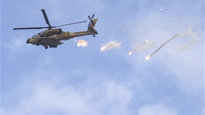 لحظة استهداف مروحية إسرائيلية بصاروخ في مدينة غزة (فيديو)