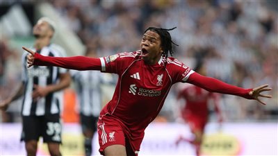 ليفربول يكافئ نجوموها بتوقيع أول عقد احترافي