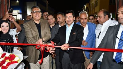 أشرف صبحي ومحافظ الجيزة يفتتحان حمامات السباحة بمركز التنمية الشبابية بالشيخ زايد