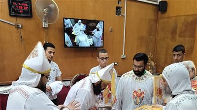 الأنبا بيشوي يدشن أواني خدمة وأيقونات بكنيسة في إيبارشية أسوان