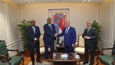وزير النقل يستقبل رئيس الموانئ الجيبوتية والسفير لبحث التعاون المشترك 