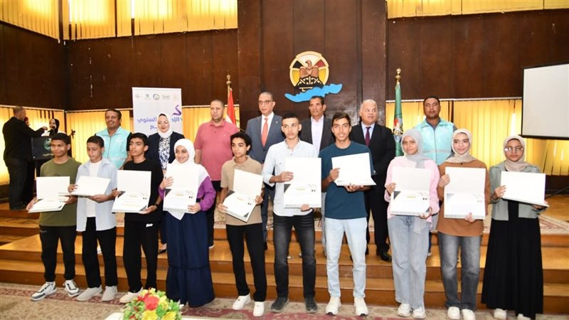 المكرمون، فيتو
