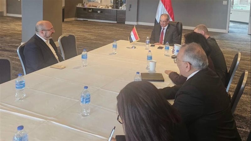 وزير الاتصالات خلال