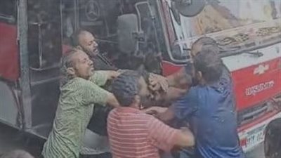 خلاف على الأجرة يشعل مشاجرة بموقف 