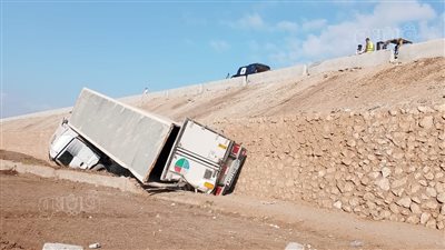 انقلاب سيارة محملة بالأجهزة الكهربائية بالطريق الصحراوي الغربي في قنا