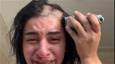 بعد إخلاء سبيلها في قضية نشر الفسق والفجور، بطة ضياء تحلق شعرها في لايف على تيك توك