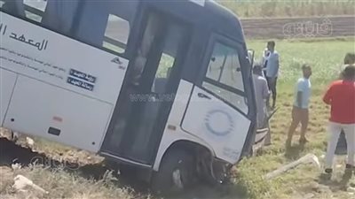 مصرع وإصابة 5 أشخاص في حادث تصادم أتوبيس مع ملاكي بالمنيا (صور) 