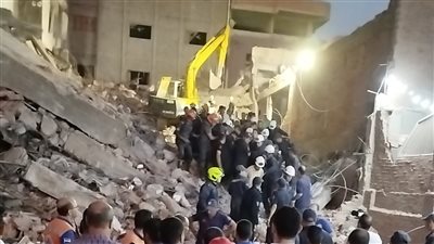 انتشال 12 جثمانًا من ضحايا انهيار مصنع بالمحلة (فيديو)