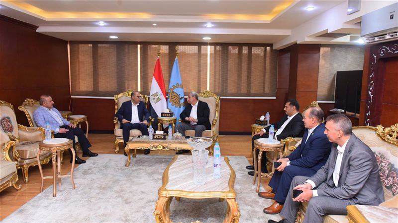 وزير العمل ومحافظ