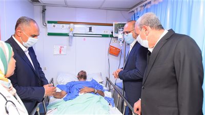 وزير العمل ومحافظ الغربية يزوران المصابين في حريق مصنع المحلة (صور)