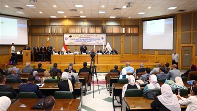 أثناء تكريم أبناء العاملين، علام يعلن إنشاء نادي نقابة المحامين بشمال أسيوط