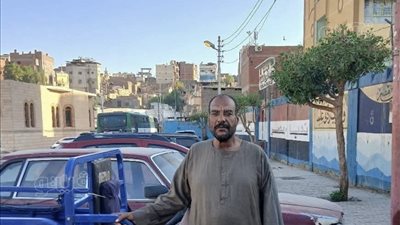 محافظ أسوان يقدم العزاء لأسرة سائق بمشروع النظافة توفي أثناء العمل