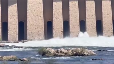 التدفقات وصلت مصر بغزارة، لحظة استقبال خزان أسوان لمياه النيل وفتح بواباته (فيديو) 