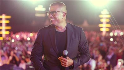 عمرو دياب يمازح جمهوره في حفله بالأهرامات: يا بخته اللي عنده فلوسنا (فيديو)