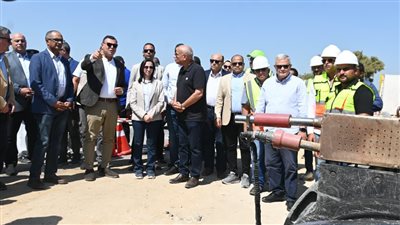 وزير الإسكان ومحافظ البحيرة يتفقدان مشروع ازدواج خط مياه وادي النطرون 