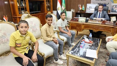 محافظ المنوفية يكرم 3 طلاب لأمانتهم بعد عثورهم على مبلغ مالي كبير