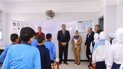 محافظ دمياط يشهد مبادرة مجتمعية لتوزيع شنط مدرسية على الطلاب (صور)